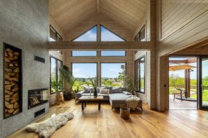Dřevostavby KONTIO – moderní srub Nový Knín – obývací prostor s velkým oknem přes dvě patra
