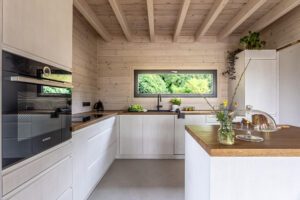 Dřevostavby KONTIO – moderní srub Nový Knín – kuchyně