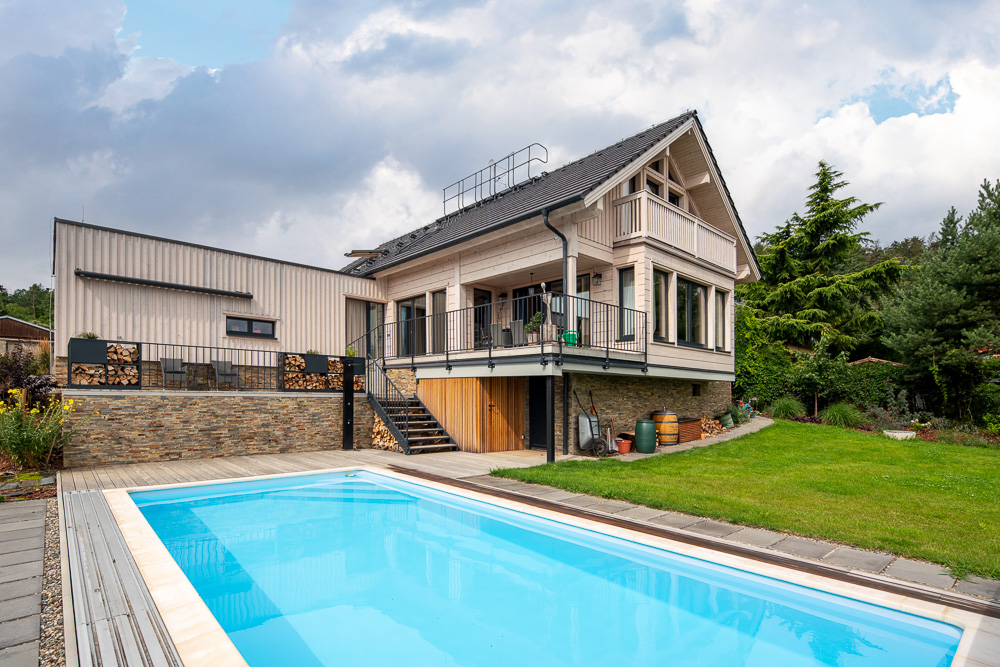 drevostavba_KONTIO_sikmy pohled od bazenu